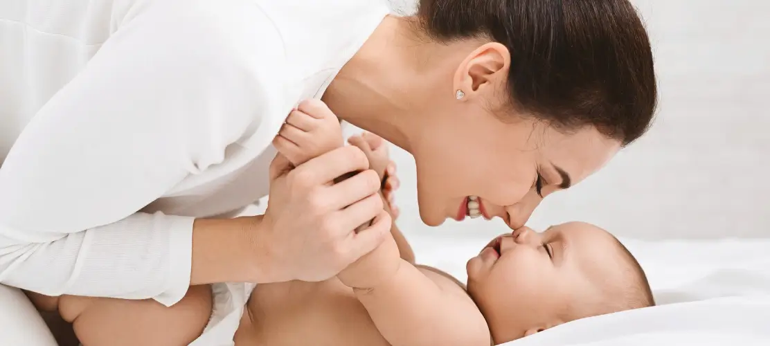 Mẹ ôm bé